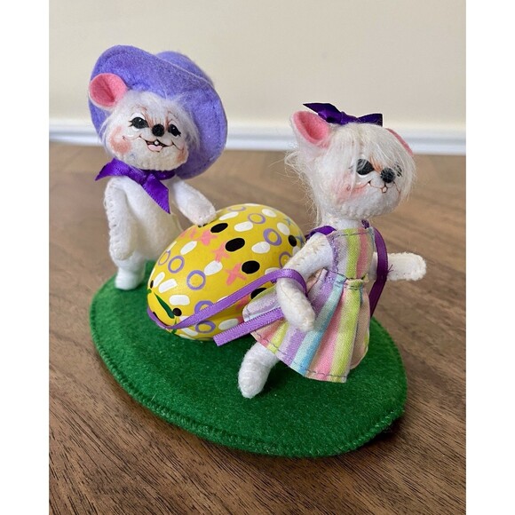 Annalee 6" Small White Mice Carrying Yellow Easter Egg 2009 - Picture 2 of 12